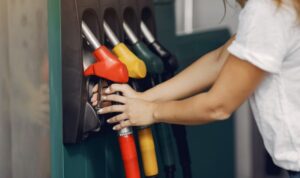 ilustrasi-bbm-ron-90-dan-ron-92-1740541037771